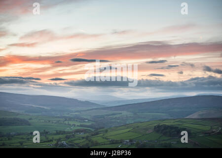 Meravigliose vedute del Nord e West Yorkshire dalla parte superiore del faro Beamsley vicino a Ilkley Foto Stock