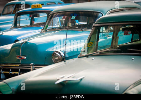 L'Avana - Giugno, 2011: Vintage auto americane che serve come attivo stand dei taxi parcheggiato in una fila in una strada nel Centro. Foto Stock