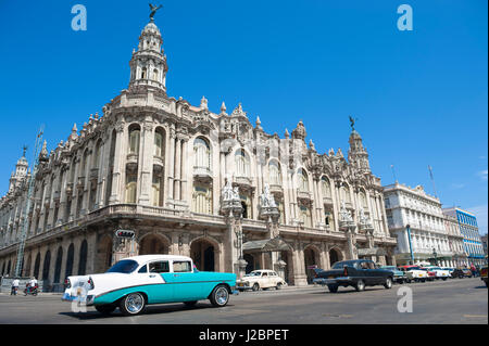 L'Avana - Giugno, 2011: Vintage auto americane che serve come taxi auto davanti al punto di riferimento il grande teatro di Havana punto di riferimento nel centro. Foto Stock