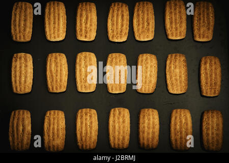 Biscotti fatti in casa nel vassoio da forno Foto Stock