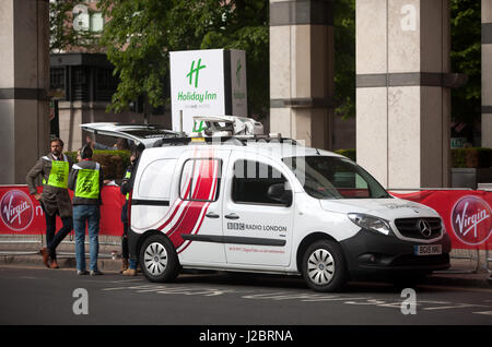 BBC Radio Londra al di fuori dell'unità di trasmissione al posto sul Nord Colonade, West India Quay, Canary Wharf, per il 2017 Maratona di Londra Foto Stock