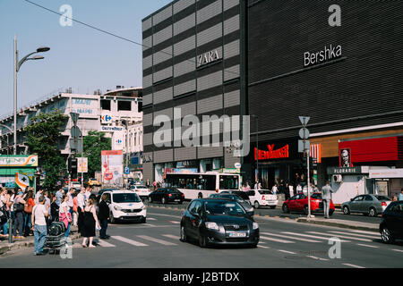 Bucarest, Romania - 19 Maggio 2015: ora di punta del traffico in Union Square (Piata Unirii), uno dei più trafficati e più grande intersezioni del traffico nel centro cittadino di B Foto Stock