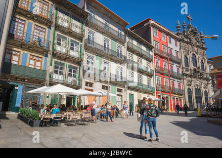 Via Porto Portogallo, vista in estate del largo de Santo Domingos - una piccola piazza barocca nel centro storico di Porto, in Europa Foto Stock