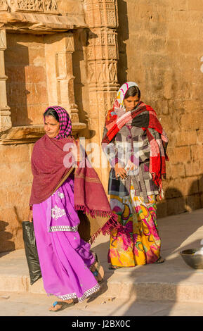 Le donne con sari. Chittaurgarh Cittadella. Vi secolo a. Il Rajasthan. India. Foto Stock