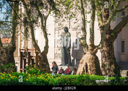 Porto Portogallo park, gigantesca statua - noto come Justica - situati al di fuori della città del palazzo di giustizia si vede tra gli alberi nei giardini Cordoaria, Europa Foto Stock