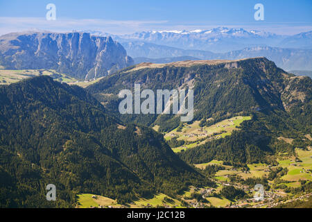 La Val Gardena e Ortisei, Dolomiti, Italia, vista da una montagna Foto Stock