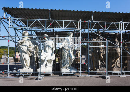 La città di Potsdam, Germania - 27 agosto 2016: Statue sotto la ricostruzione nelle vicinanze del nuovo Palazzo di Sanssouci in estate Foto Stock