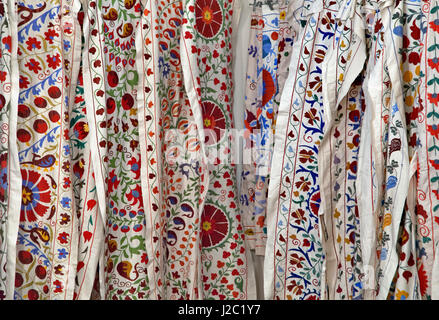 Tradizionale suzani uzbeko tessuti da ricamo presso l'Oriental Bazaar, Bukhara, Uzbekistan Foto Stock