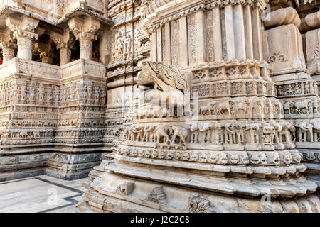 Bassorilievo. Tempio Jagdish. Udaipur Rajasthan. India. Foto Stock