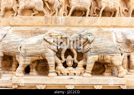 Bassorilievo. Tempio Jagdish. Udaipur Rajasthan. India. Foto Stock