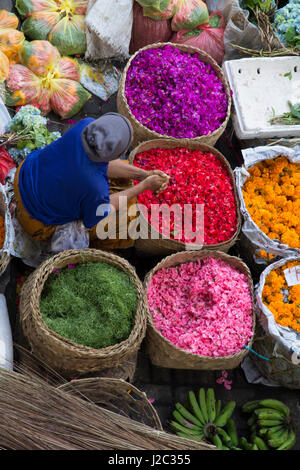 Indonesia Bali. Il Pasar Kumbasari Bali all'aperto il mercato dei fiori. I fiori sono utilizzate quotidianamente dagli Indù Balinese come simbolico offerte presso templi e sono ordinatamente disposta sulla piccola mano vassoi di tessuti realizzati da cocco fresco fronde di palma. Foto Stock