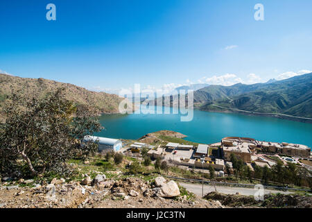 Darbandikhan lago artificiale sul confine di Iran, Iraq Kurdistan (formato di grandi dimensioni disponibili) Foto Stock