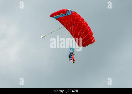 Pribram, CZE - agosto 19, 2016. tandem di parapendio rosso battenti contro il cielo nuvoloso pribram aeroporto, Repubblica ceca Foto Stock