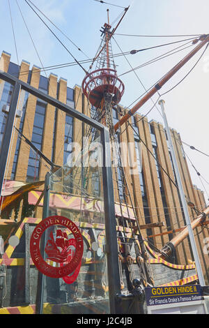 Replica di Sir Francis Drake's xvi secolo galeone Golden Hind St Mary Overie Dock, Bankside, Southwark, Londra, Inghilterra. Foto Stock