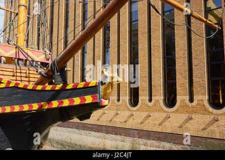 Replica di Sir Francis Drake's xvi secolo galeone Golden Hind St Mary Overie Dock, Bankside, Southwark, Londra, Inghilterra. Foto Stock