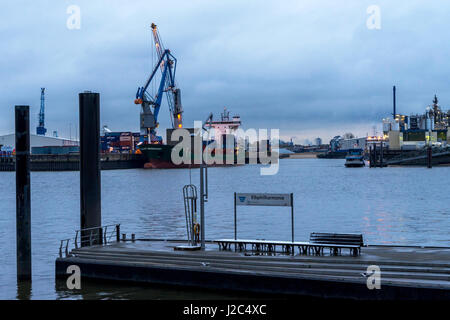 Porto di Amburgo (Germania) al tramonto: Ferry dock presso il Elbphilharmony (philharmonic hall) nel quartiere di Hafencity Foto Stock