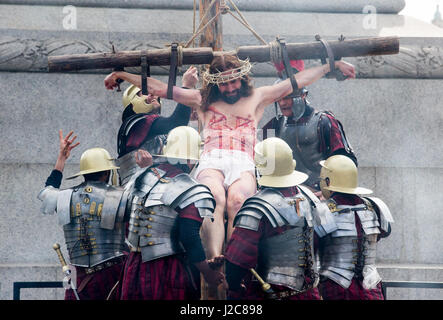 L'attore James Burke-Dunsmore gioca Gesù, durante "La Passione di Cristo a Trafalgar Square a Londra, Gran Bretagna. Foto Stock