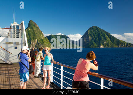 La nave di crociera passeggeri prendere le foto di chiodi nei pressi di Soufriere, St. Lucia, West Indies Foto Stock