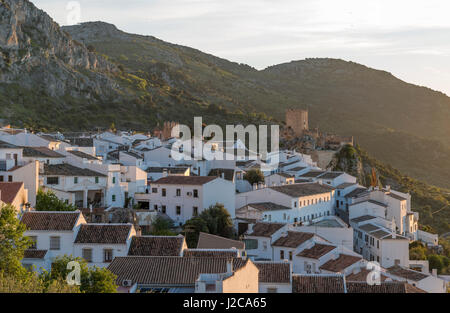 Il villaggio zuheros in Andalusia Spagna con case bianche hotel e il castello Foto Stock
