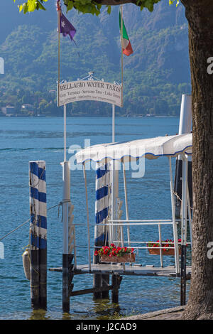 Jetty per Bellagio Water Taxi offrendo gite sul lago a Bellagio, Lago di Como, Italia nel mese di aprile Foto Stock