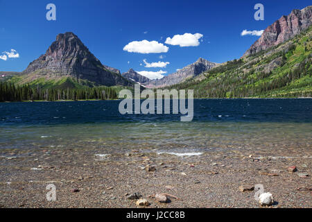 Due Medicine lago, montagna Sinopah sul retro, il Parco Nazionale di Glacier, Montana, USA Foto Stock