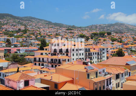 Città sulla collina nella giornata di sole. Funchal, Madeira, Portogallo Foto Stock