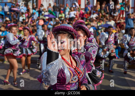 Elementi femmina di un Caporales il gruppo di musica da ballo in costumi ornati di eseguire l'annuale Carnaval Andino con la Fuerza del Sol a Arica, Cile. Foto Stock