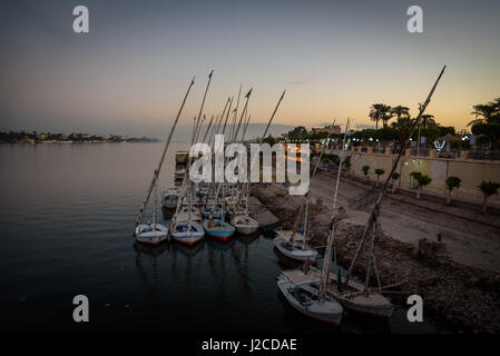 Egitto Luxor Gouvernement, Luxor, vista dalla nave da crociera Foto Stock