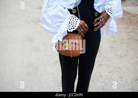 Donna in salopette da zingaro e camicia con sacchetto, Bassa metà sezione Foto Stock