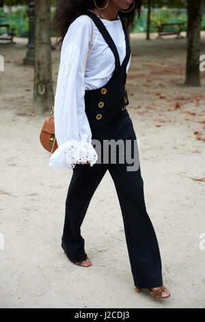 Donna in salopette da zingaro e camicetta passeggiate nel parco, il raccolto Foto Stock