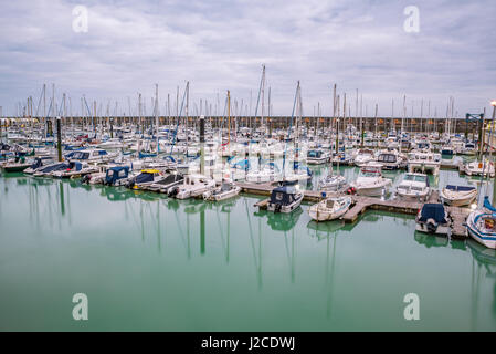 Barche e yacht e barche da pesca ormeggiate a Brighton Marina docs in un giorno nuvoloso. Foto Stock