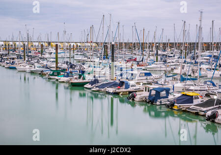 Barche e yacht e barche da pesca ormeggiate a Brighton Marina docs in un giorno nuvoloso. Foto Stock