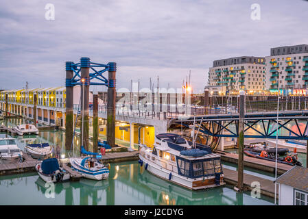 Brighton, Inghilterra. 13 Aprile 2017.barche e yacht e barche da pesca ormeggiate a Brighton Marina docs in un giorno nuvoloso. Foto Stock