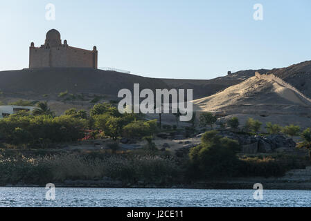 Egitto, Aswan Gouvernement, Aswan, viaggio in barca attraverso la Cataratta del Nilo. In fondo è il mausoleo di Aga Khan Foto Stock