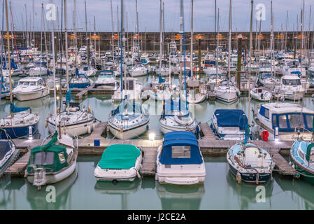 Barche e yacht e barche da pesca ormeggiate a Brighton Marina docs in un giorno nuvoloso. Foto Stock