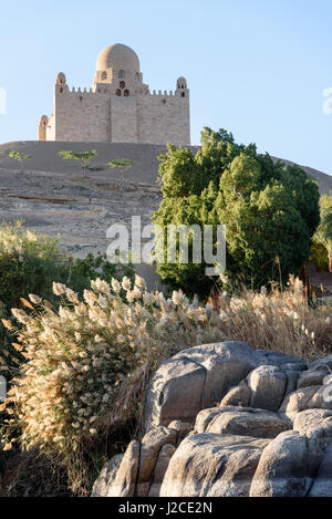 Egitto, Aswan Gouvernement, Aswan, viaggio in barca attraverso la Cataratta del Nilo. In fondo è il mausoleo di Aga Khan Foto Stock