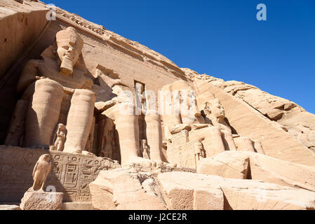 Egitto, Aswan, Abu Simbel Il tempio è situato al confine con il Sudan del Sud Egitto. Costruito da Ramses II. Patrimonio culturale mondiale dell UNESCO Foto Stock