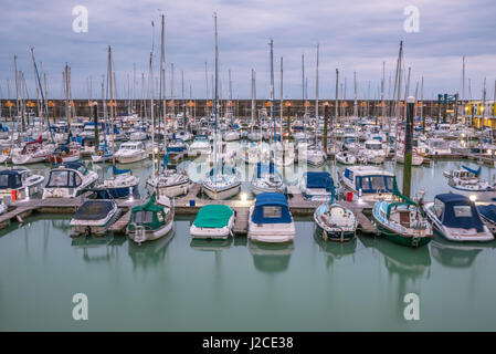 Barche e yacht e barche da pesca ormeggiate a Brighton Marina docs in un giorno nuvoloso. Foto Stock