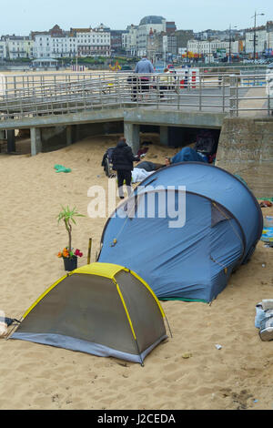 Un gruppo di persone senzatetto campeggio a Margate Beach. Foto Stock