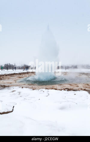 Eruzione di Geysir conosciuto anche come il grande Geysir, è un geyser nel sud-ovest dell'Islanda Foto Stock