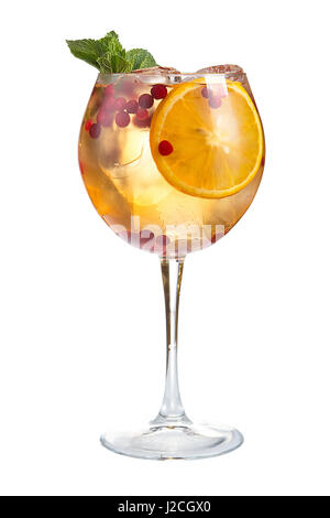 Un cocktail rinfrescante con ghiaccio succo di frutta e mirtilli rossi su sfondo bianco, isolato Foto Stock