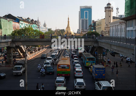 04.02.2017, Yangon, Repubblica dell' Unione di Myanmar, Asia - Una vista del traffico quotidiano lungo Yangon's Sule Pagoda Road. Foto Stock