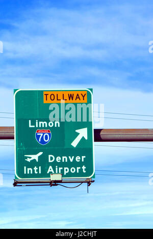 Interstate segno punti verso l'Aeroporto Internazionale di Denver a Denver in Colorado. Foto Stock