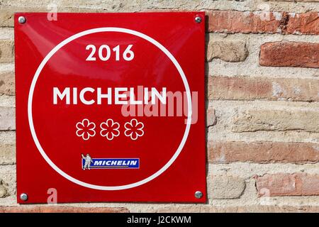 Vonnas, Francia - 23 Febbraio 2017: Michelin ristorante 3 stelle simbolo su una parete Foto Stock