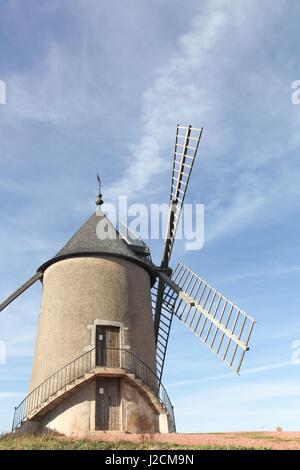 Il vecchio mulino a vento a Moulin uno sfiato, Beaujolais, Francia Foto Stock