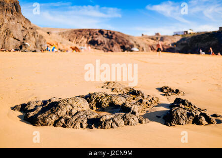 Una vista della Playa Mujeres spiaggia di Playa Blanca, Lanzarote, Isole Canarie, Spagna Foto Stock