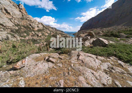 Vista la mattina giù per la valle di Taylor che si affaccia sul lago di vetro, Rocky Mountain National Park, COLORADO. Foto Stock