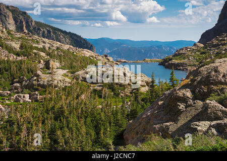 Vista la mattina giù per la valle di Taylor che si affaccia sul lago di vetro, Rocky Mountain National Park, COLORADO. Foto Stock