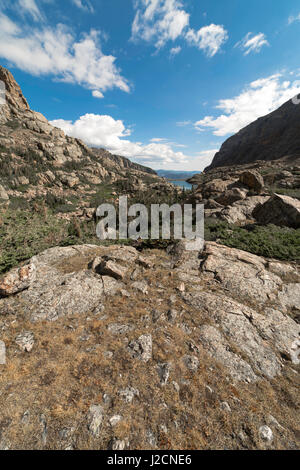 Vista la mattina giù per la valle di Taylor che si affaccia sul lago di vetro, Rocky Mountain National Park, COLORADO. Foto Stock