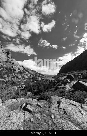 Vista la mattina giù per la valle di Taylor che si affaccia sul lago di vetro, Rocky Mountain National Park, COLORADO. Foto Stock